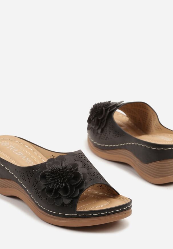 Born2be - Czarne Klapki na Koturnie z Ażurowymi Wycięciami i Aplikacją Kwiatka Tenivea. Okazja: na co dzień. Kolor: czarny. Materiał: jeans, materiał. Wzór: aplikacja, ażurowy, kwiaty. Sezon: lato. Obcas: na koturnie. Styl: elegancki, casual