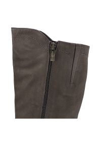 Brązowe Kozaki Pollonus Damskie Stylowe Obuwie. Okazja: na co dzień. Zapięcie: pasek. Kolor: brązowy. Szerokość cholewki: normalna. Wysokość cholewki: przed kolano. Materiał: skóra, nubuk, materiał. Obcas: na obcasie. Styl: elegancki. Wysokość obcasa: średni #5