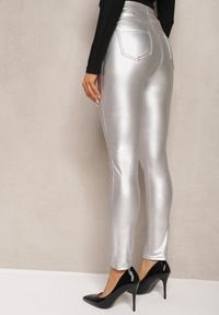 Renee - Srebrne Legginsy z Imitacji Skóry High Waist Noriel. Stan: podwyższony. Kolor: srebrny. Materiał: skóra. Sezon: zima