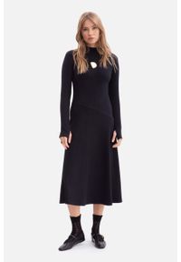 BeWear - Bawełniana sukienka dzianinowa z golfem rozkloszowana czarna. Typ kołnierza: golf. Kolor: czarny, brązowy. Materiał: dzianina, bawełna. Sezon: zima, jesień