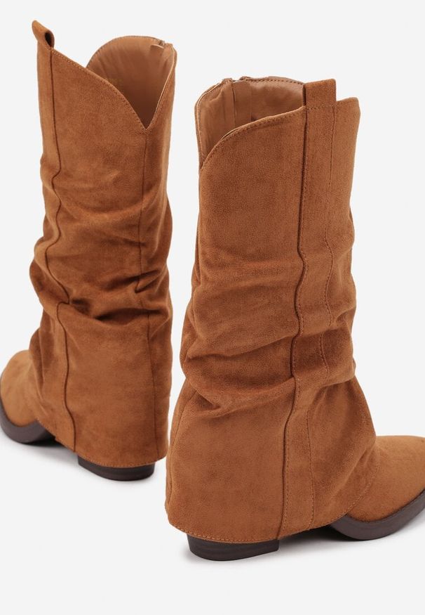 Renee - Jasnobrązowe Botki na Stożku w Stylu Kowbojek Ozdobione Wywiniętą Cholewką Vairea. Okazja: na co dzień. Kolor: brązowy. Materiał: jeans. Szerokość cholewki: normalna. Wzór: aplikacja. Obcas: na stożku. Styl: casual. Wysokość obcasa: średni