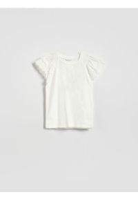 Reserved - T-shirt z haftem na rękawach - złamana biel. Materiał: bawełna. Wzór: haft #1