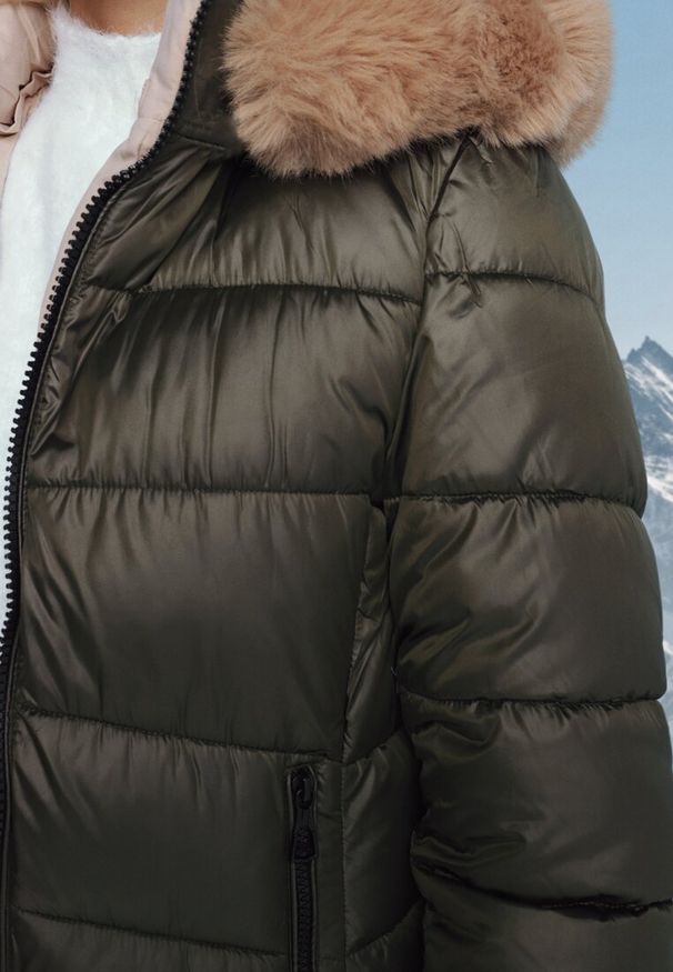 Born2be - Ciemnozielona Pikowana Kurtka Dwustronna przed Kolano z Kapturem i Futerkiem Niragres. Typ kołnierza: kaptur. Kolor: zielony. Materiał: futro. Wzór: aplikacja