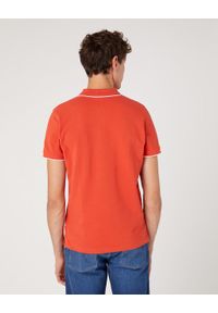 Wrangler - WRANGLER POLO SHIRT MĘSKA KOSZULKA POLO POLÓWKA PAPRIKA W7BHK4R41. Typ kołnierza: polo