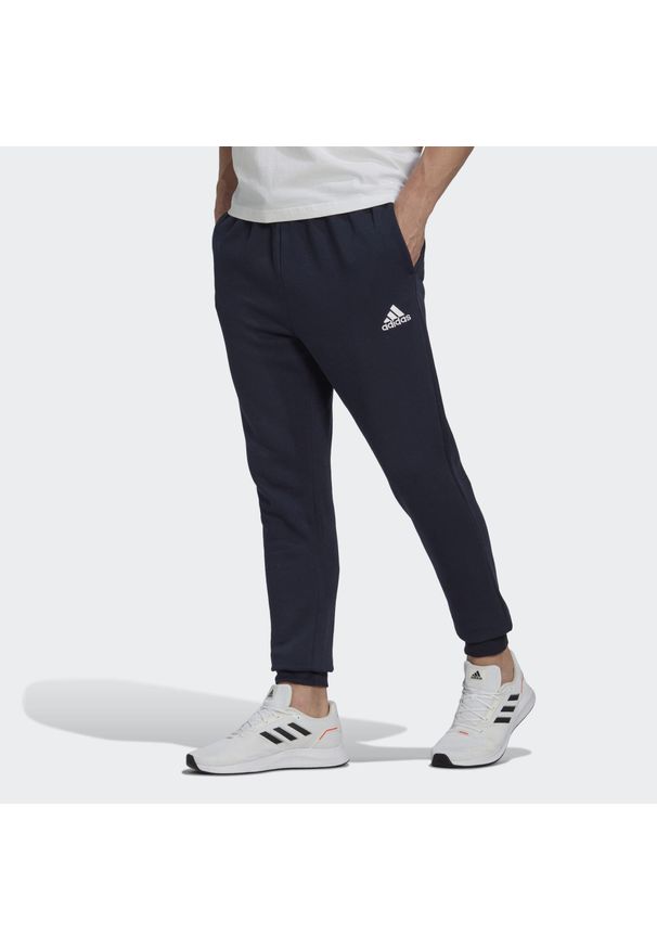 Adidas - Spodnie dresowe męskie adidas Essentials Fleece Regular Tapered. Kolor: czarny, biały, wielokolorowy. Materiał: dresówka