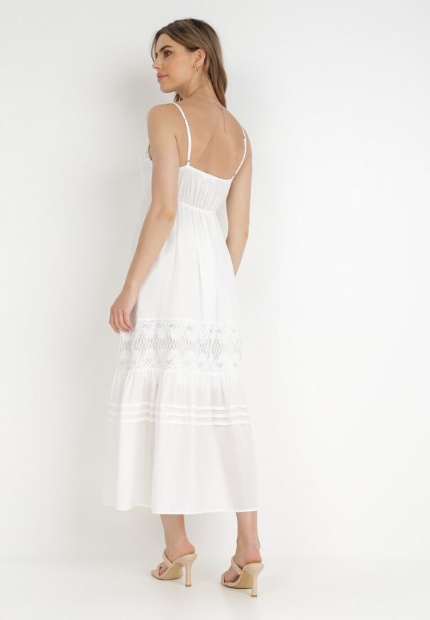 Born2be - Biała Sukienka Laodippe. Kolor: biały. Materiał: koronka. Długość rękawa: na ramiączkach. Wzór: ażurowy. Styl: boho. Długość: maxi