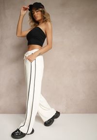 Renee - Jasnobeżowe Szerokie Spodnie Dresowe High Waist Zdobione Lampasami Sopaline. Okazja: na spacer. Stan: podwyższony. Kolor: beżowy. Materiał: dresówka. Wzór: aplikacja. Styl: sportowy, elegancki