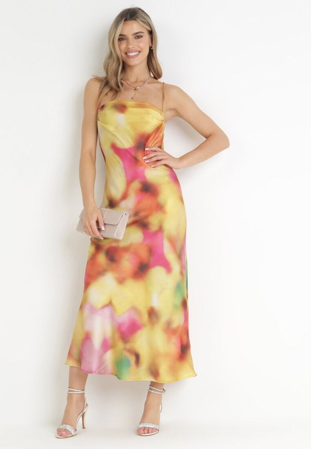 Born2be - Żółta Sukienka Fymias. Kolor: żółty. Materiał: satyna. Długość rękawa: na ramiączkach. Wzór: nadruk. Styl: klasyczny. Długość: maxi