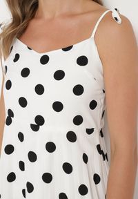 Born2be - Biała Sukienka na Wiązanych Ramiączkach w Kropki Vikiimae. Typ kołnierza: dekolt w kształcie V. Kolor: biały. Długość rękawa: na ramiączkach. Wzór: kropki #5