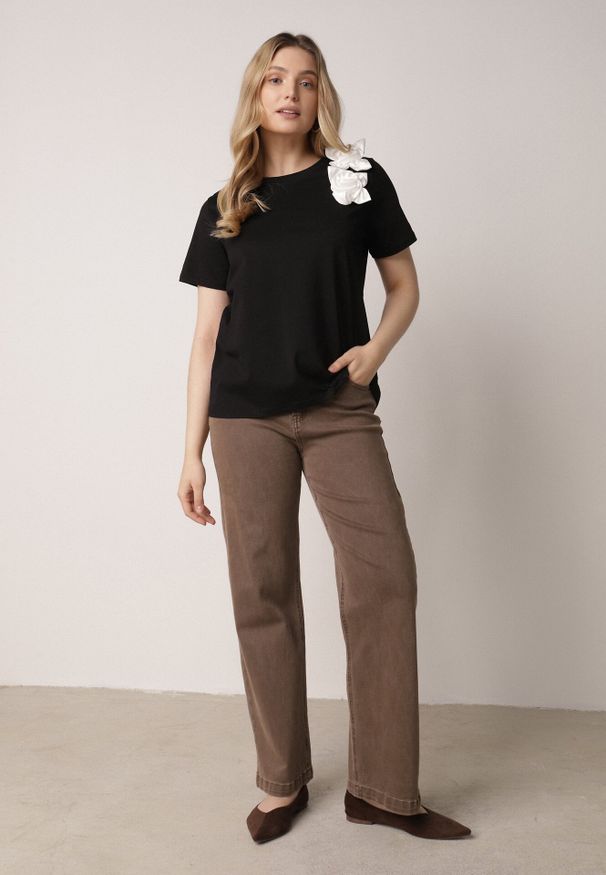 Born2be - Czarno-Biały Klasyczny T-shirt z Bawełny Zdobiony Aplikacją 3D w Kształcie Kwiatów Noebel. Okazja: na co dzień. Kolor: czarny. Materiał: bawełna. Wzór: kwiaty, aplikacja. Sezon: lato. Styl: klasyczny