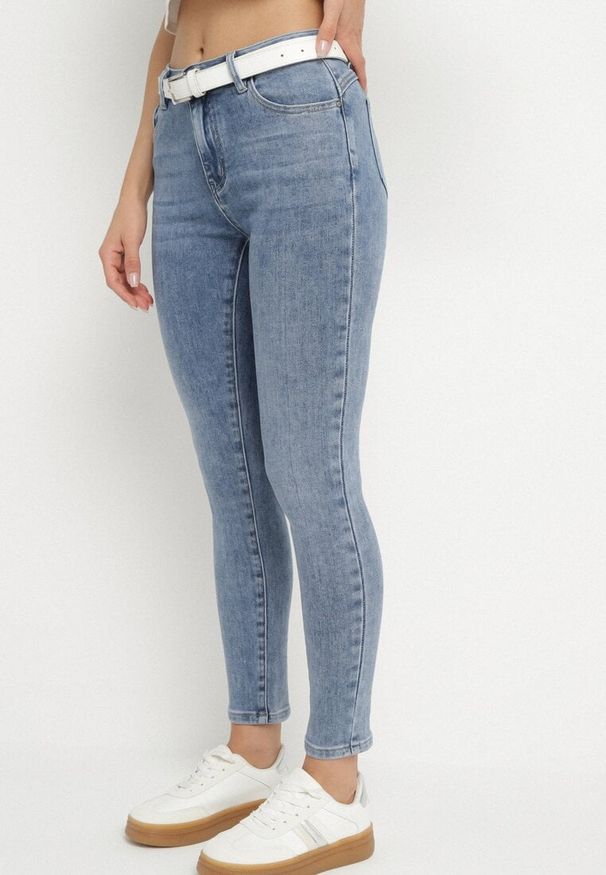 Born2be - Niebieskie Jeansy o Dopasowanym Kroju z Regularnym Stanem Tolinndea. Okazja: na co dzień. Kolor: niebieski. Styl: elegancki, casual