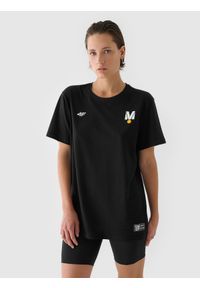 4f - 4F T-shirt z nadrukiem uniseks 4F x Drift Masters - czarny XXL. Kolor: czarny. Materiał: dzianina, bawełna, jersey. Długość rękawa: krótki rękaw. Długość: krótkie. Wzór: nadruk. Styl: klasyczny