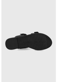 Calvin Klein Jeans klapki YW0YW00537.BDS damskie kolor czarny. Nosek buta: okrągły. Kolor: czarny. Materiał: materiał, guma. Wzór: gładki. Obcas: na obcasie. Wysokość obcasa: niski #4
