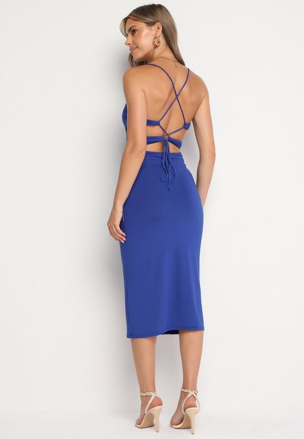 Born2be - Granatowa Sukienka Matthias. Kolor: niebieski. Materiał: dzianina. Długość rękawa: na ramiączkach. Wzór: gładki. Typ sukienki: kopertowe. Styl: wizytowy, klasyczny, elegancki. Długość: midi