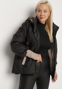 Born2be - Czarna Pikowana Kurtka o Prostym Kroju z Kapturem Tulorisa. Okazja: na co dzień, na spacer. Typ kołnierza: kaptur. Kolekcja: plus size. Kolor: czarny. Materiał: jeans. Wzór: aplikacja. Styl: klasyczny, casual, elegancki #7