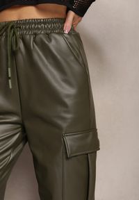 Renee - Ciemnozielone Szerokie Spodnie High Waist Ocieplone w Stylu Cargo z Gumką w Pasie i Kieszeniami na Klapy Vilencja. Stan: podwyższony. Kolor: zielony #4