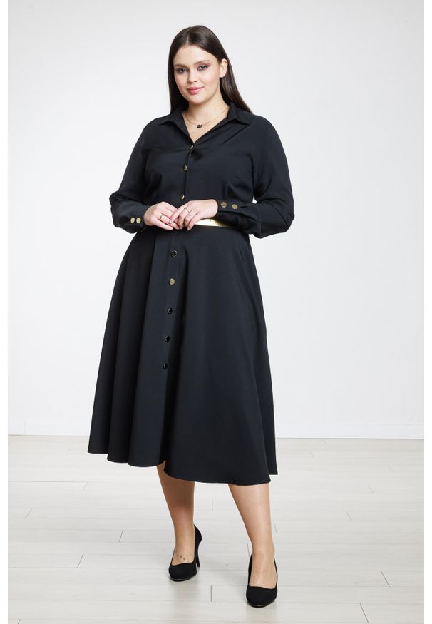 Moda Size Plus Iwanek - Czarna klasyczna sukienka Clarisa z kieszeniami PLUS SIZE. Kolekcja: plus size. Kolor: czarny. Materiał: wiskoza, tkanina, poliester, elastan. Długość rękawa: długi rękaw. Typ sukienki: dla puszystych. Styl: klasyczny