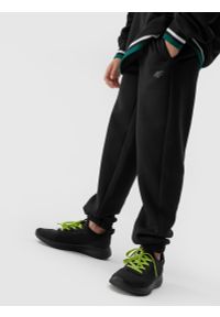 4F JUNIOR - Spodnie dresowe joggery chłopięce. Okazja: na co dzień. Kolor: czarny. Materiał: dresówka. Styl: casual #2