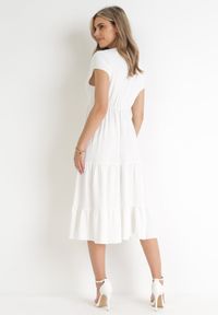 Born2be - Biała Sukienka Midi Rozkloszowana z Falbanką Sanissa. Okazja: na co dzień. Kolor: biały. Styl: casual, klasyczny. Długość: midi #3
