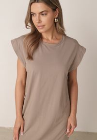 Born2be - Ciemnobeżowa Sukienka Pudełkowa w Stylu T-shirtowym Zanisea. Okazja: na co dzień. Kolor: beżowy. Materiał: materiał. Długość rękawa: krótki rękaw. Typ sukienki: proste. Styl: casual #8