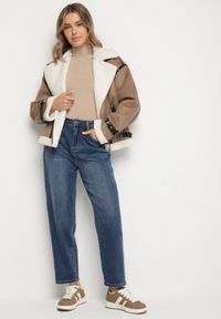 Born2be - Niebieskie Jeansy o Kroju Mom Fit z Wysokim Stanem i Serduszkiem z Tyłu Nalunna. Okazja: na co dzień. Stan: podwyższony. Kolor: niebieski. Styl: klasyczny, casual, elegancki #5