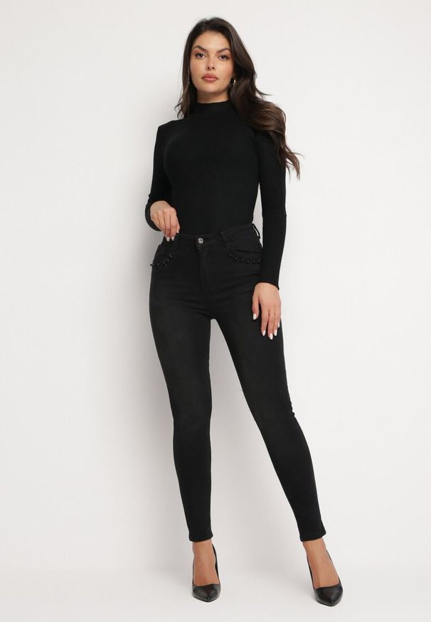 Born2be - Czarne Jeansy Skinny z Delikatnymi Cyrkoniami Hemissa. Kolor: czarny. Wzór: aplikacja