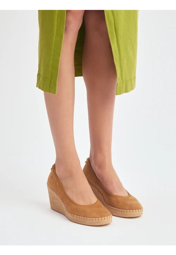 Ryłko - Welurowe czółenka na platformie. Nosek buta: okrągły. Kolor: brązowy. Materiał: skóra, welur. Obcas: na platformie. Styl: street