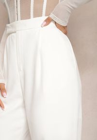 Renee - Białe Szerokie Spodnie z Zapięciem na Haczyk Brutris. Kolor: biały. Styl: elegancki