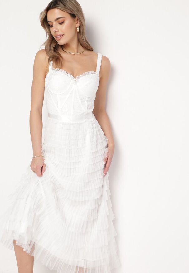 Born2be - Biała Sukienka Maxi na Ramiączkach z Gorsetową Górą i Tiulowymi Falbanami Encartia. Typ kołnierza: dekolt gorset. Kolor: biały. Materiał: tiul. Długość rękawa: na ramiączkach. Typ sukienki: gorsetowe. Długość: maxi
