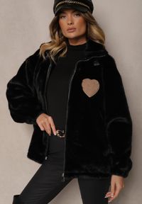 Renee - Czarna Kurtka z Miękkiego Futerka Ozdobiona Naszytym Sercem Zozimara. Kolor: czarny. Materiał: futro. Wzór: aplikacja