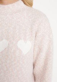 Born2be - Jasnoróżowy Puchaty Sweter w Serca Biostia. Kolor: różowy. Materiał: dzianina. Wzór: aplikacja #3