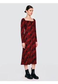 Big-Star - Sukienka damska midi z wiskozy z nadrukiem czerwono-czarna Kiara 603. Okazja: na co dzień. Typ kołnierza: dekolt kwadratowy. Kolor: czerwony. Materiał: wiskoza. Długość rękawa: długi rękaw. Wzór: nadruk. Styl: casual. Długość: midi #6