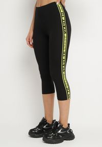 Born2be - Czarno-Zielone Bawełniane Legginsy o Długości 3/4 Zdobione Lampasem Linarivia. Okazja: na co dzień. Kolor: czarny. Materiał: bawełna. Wzór: aplikacja. Styl: sportowy, casual