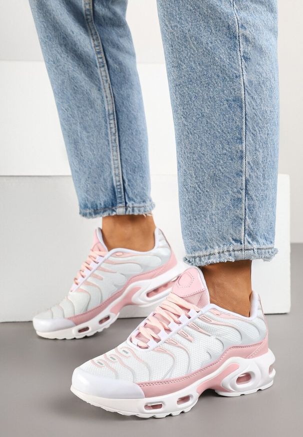 Renee - Biało-Różowe Buty Sportowe Sneakersy z Geometrycznym Tłoczeniem Vulinea. Okazja: na co dzień, na spacer. Zapięcie: sznurówki. Kolor: biały. Materiał: jeans. Wzór: geometria. Obcas: na platformie. Sport: turystyka piesza