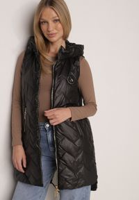 Born2be - Czarna Przejściowa Kamizelka Pikowana o Długim Kroju z Kapturem i Naszywką Harmaste. Okazja: na co dzień. Typ kołnierza: kaptur. Kolor: czarny. Materiał: jeans. Długość: długie. Wzór: aplikacja. Styl: casual #3