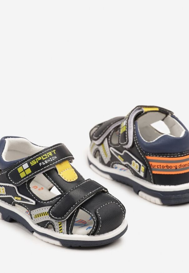 Born2be - Granatowe Sandały Ozdobione Aplikacjami Kinolara. Okazja: na spacer, na co dzień. Zapięcie: rzepy. Kolor: niebieski. Wzór: aplikacja. Sezon: lato. Styl: casual