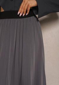 Renee - Szara Casualowa Spódnica Plisowana z Gumką w Pasie Velentina. Okazja: na co dzień. Kolor: szary. Materiał: koronka. Styl: casual