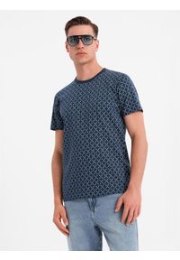 Ombre Clothing - Męska koszulka dzianinowa z nadrukiem full print – granatowa V1 - Rozmiar: M. Okazja: na co dzień. Kolor: niebieski. Materiał: dzianina. Długość rękawa: krótki rękaw. Długość: krótkie. Wzór: nadruk. Styl: klasyczny, casual