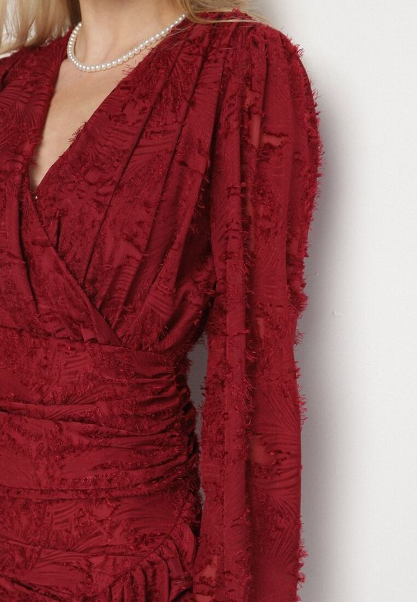 Born2be - Bordowa Kopertowa Sukienka Koronkowa z Bufiastymi Rękawami Falbankami i Marszczeniem Demeriana. Typ kołnierza: kołnierz z falbankami. Kolor: czerwony. Materiał: koronka. Długość rękawa: krótki rękaw. Typ sukienki: kopertowe