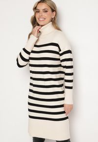 Born2be - Kremowo-Czarna Sweterkowa Sukienka z Golfem Wiskozą i Modalem Ozdobiona Paskami Fesalttia. Okazja: na co dzień. Typ kołnierza: golf. Kolor: beżowy. Materiał: wiskoza. Długość rękawa: długi rękaw. Wzór: aplikacja. Typ sukienki: proste. Styl: casual, elegancki #5