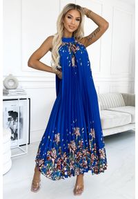 Numoco - Chabrowa Długa Plisowana Sukienka z Kwiatowym Motywem. Kolor: niebieski. Materiał: poliester, elastan. Wzór: kwiaty. Długość: maxi #1