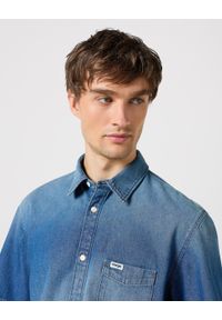 Wrangler - WRANGLER SS 1 PKT SHIRT MĘSKA KOSZULA JEANSOWA MID STONE 112350183. Materiał: jeans