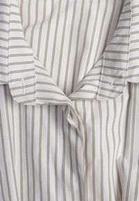 Born2be - Zielona Koszula z Bawełną o Taliowanym Kroju z Baskinką w Paski Sewsana. Okazja: na co dzień, na spotkanie biznesowe. Kolor: zielony. Materiał: bawełna. Wzór: paski. Styl: casual, biznesowy #3