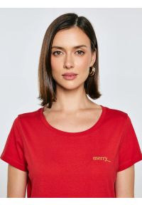Big-Star - Koszulka damska z brokatowym nadrukiem czerwona Merra 603. Kolor: czerwony. Materiał: dzianina, skóra, materiał. Długość rękawa: krótki rękaw. Długość: krótkie. Wzór: nadruk. Sezon: zima. Styl: klasyczny, elegancki #2