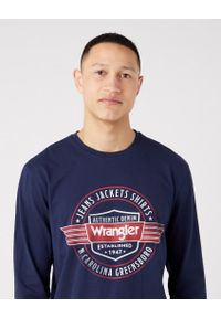 Wrangler - WRANGLER AMERICANA TEE MĘSKA KOSZULKA Z DŁUGIM RĘKAWEM LOGO W70QD3114. Długość rękawa: długi rękaw. Długość: długie