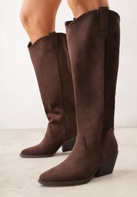 Born2be - Brązowe Gładkie Kozaki Kowbojki z Imitacji Zamszu na Stożkowym Obcasie Karelia. Nosek buta: otwarty. Kolor: brązowy. Materiał: zamsz. Wzór: gładki. Obcas: na obcasie. Wysokość obcasa: średni #1