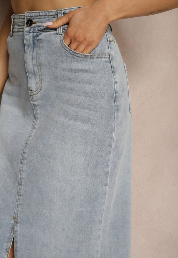 Renee - Jasnoniebieska Jeansowa Spódnica Ołówkowa Fenlira. Okazja: na co dzień. Kolor: niebieski. Materiał: jeans. Wzór: aplikacja. Styl: casual