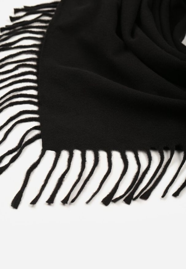 Born2be - Czarny Gładki Szalik z Frędzlami Vetiela. Okazja: na co dzień. Kolor: czarny. Materiał: jeans. Wzór: gładki. Sezon: jesień, zima. Styl: elegancki, casual