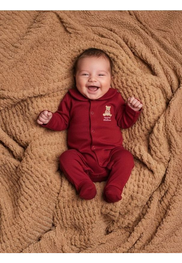 Sinsay - Pajacyk z kołnierzykiem i haftowanym misiem - bordowy. Kolor: czerwony. Wzór: haft