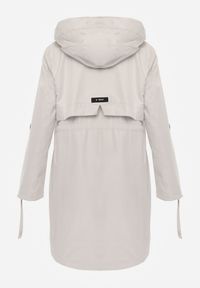 Renee - Beżowa Kurtka Przejściowa Typu Parka z Odpinanym Kapturem Ozdobiona Sznurkami Fallaiah. Okazja: na co dzień. Kolor: beżowy. Materiał: skóra. Wzór: aplikacja. Styl: casual #3